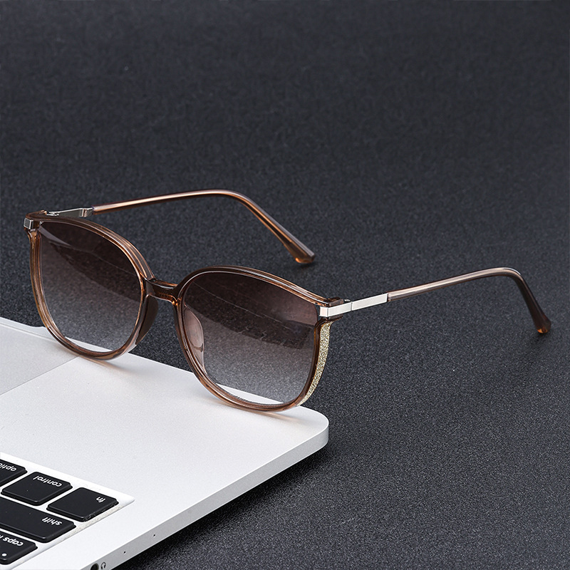 แว่นตาเก่าแบบกรอบใหญ่เลนส์โปรเกรสซีฟ (แบบแฟชั่น)