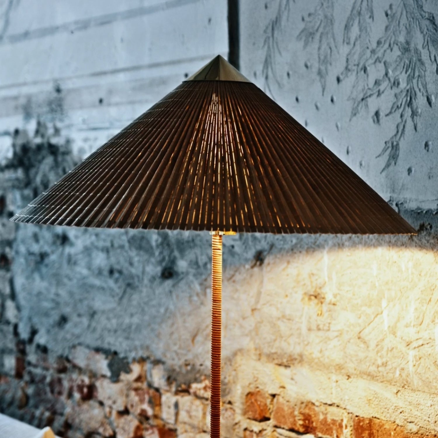 9602 Floor Lamp