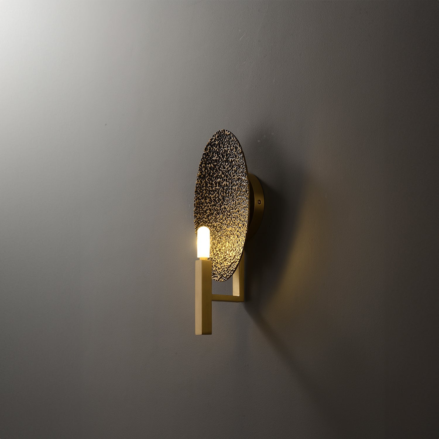 Applique_Coque_Wall_Sconce_Herve_Van_Der_Straeten_07