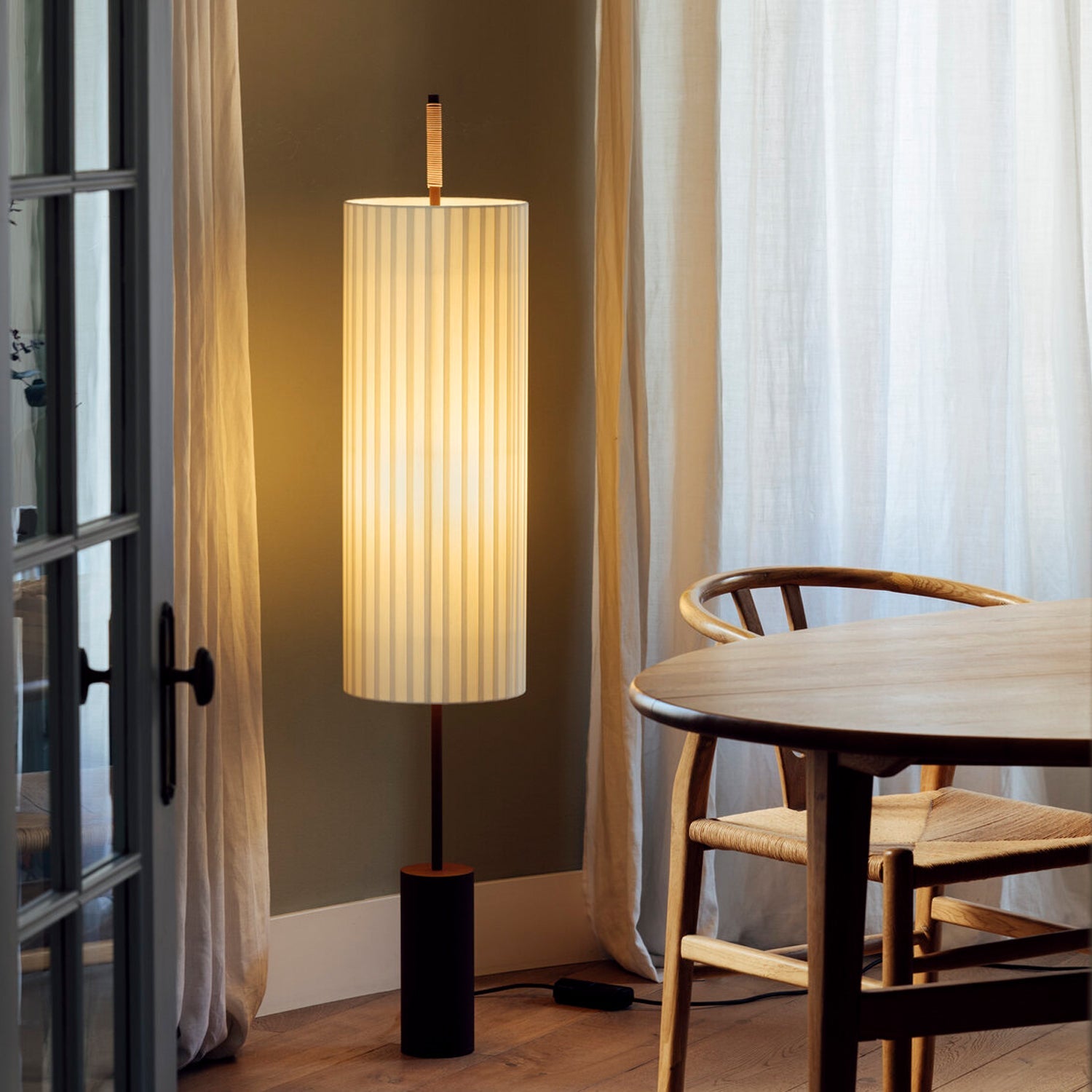 Dórica Floor Lamp