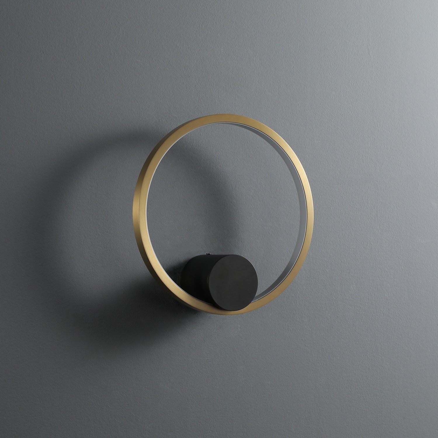 Holy_Brass_Wall_Lamp_Christinekroencke_0005