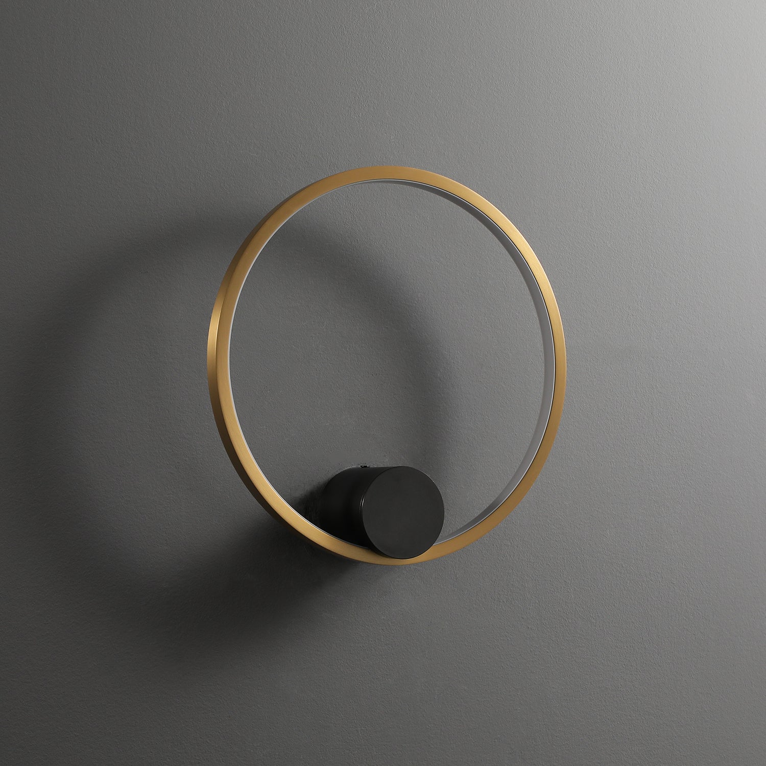 Holy_Brass_Wall_Lamp_Christinekroencke_0006