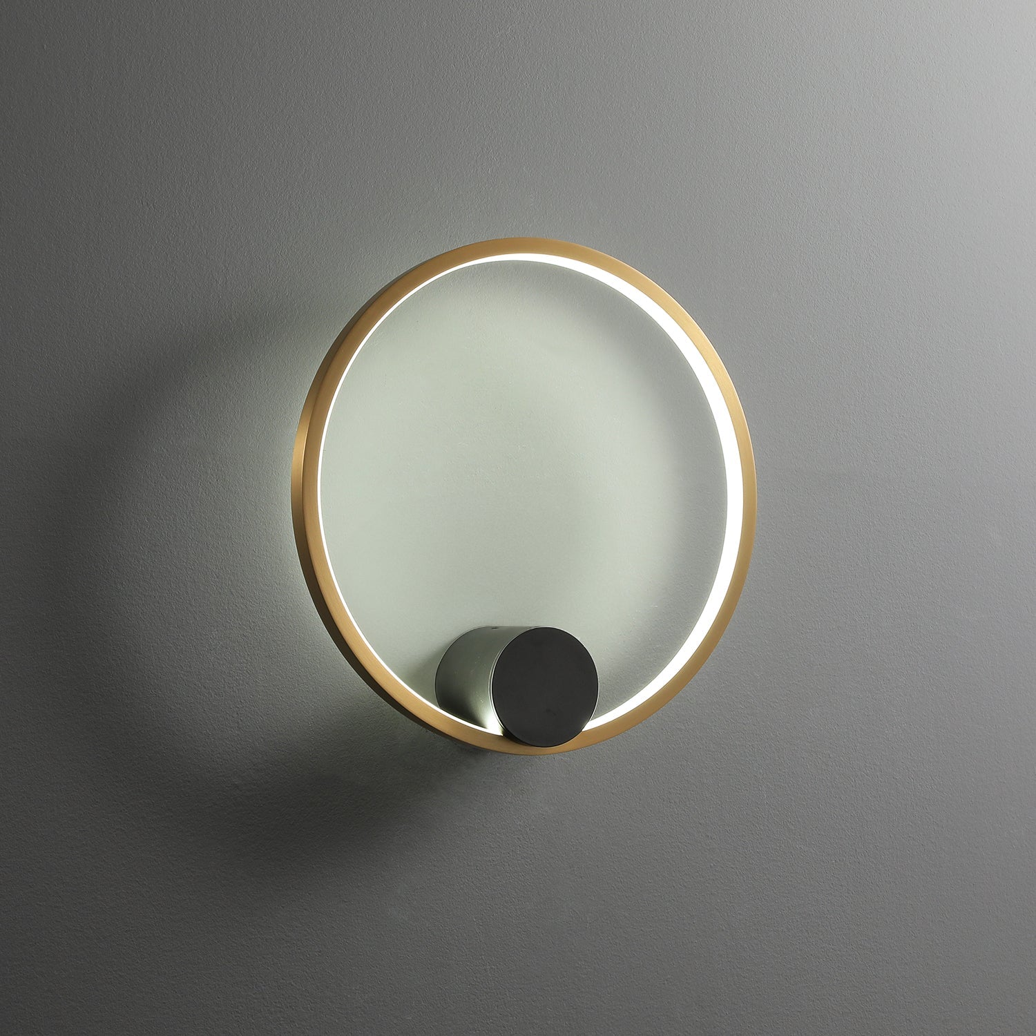 Holy_Brass_Wall_Lamp_Christinekroencke_0008