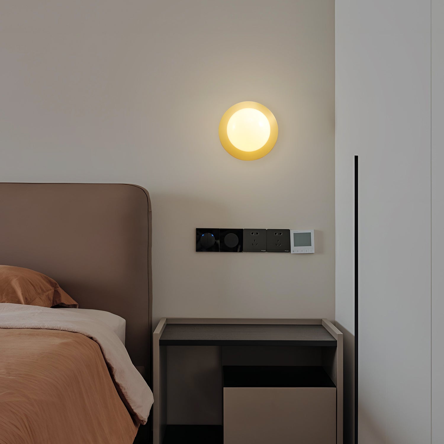 Liila_1_Brass_Wall_Lamp_Nuura_0004