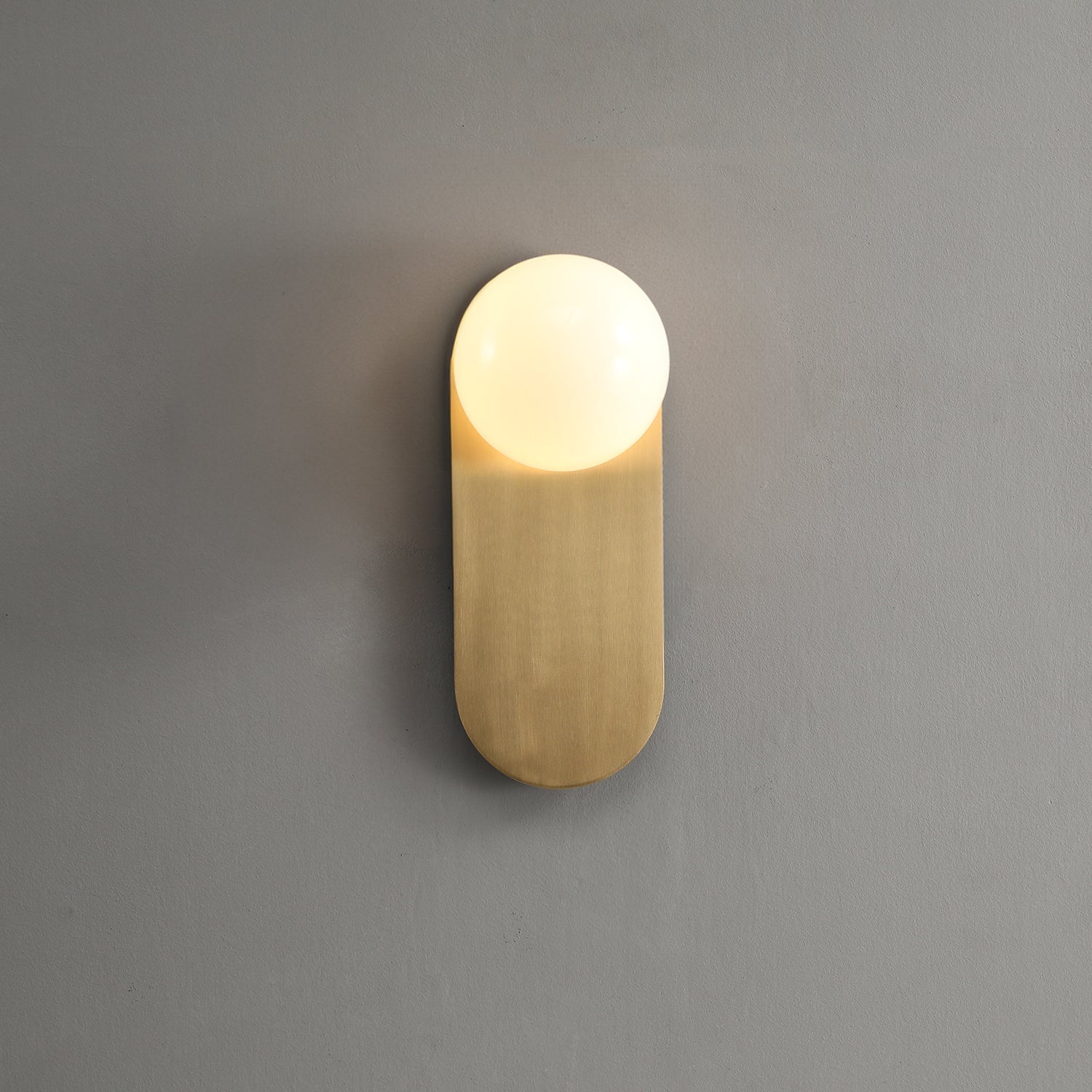 Liila_1_Brass_Wall_Lamp_Nuura_0009