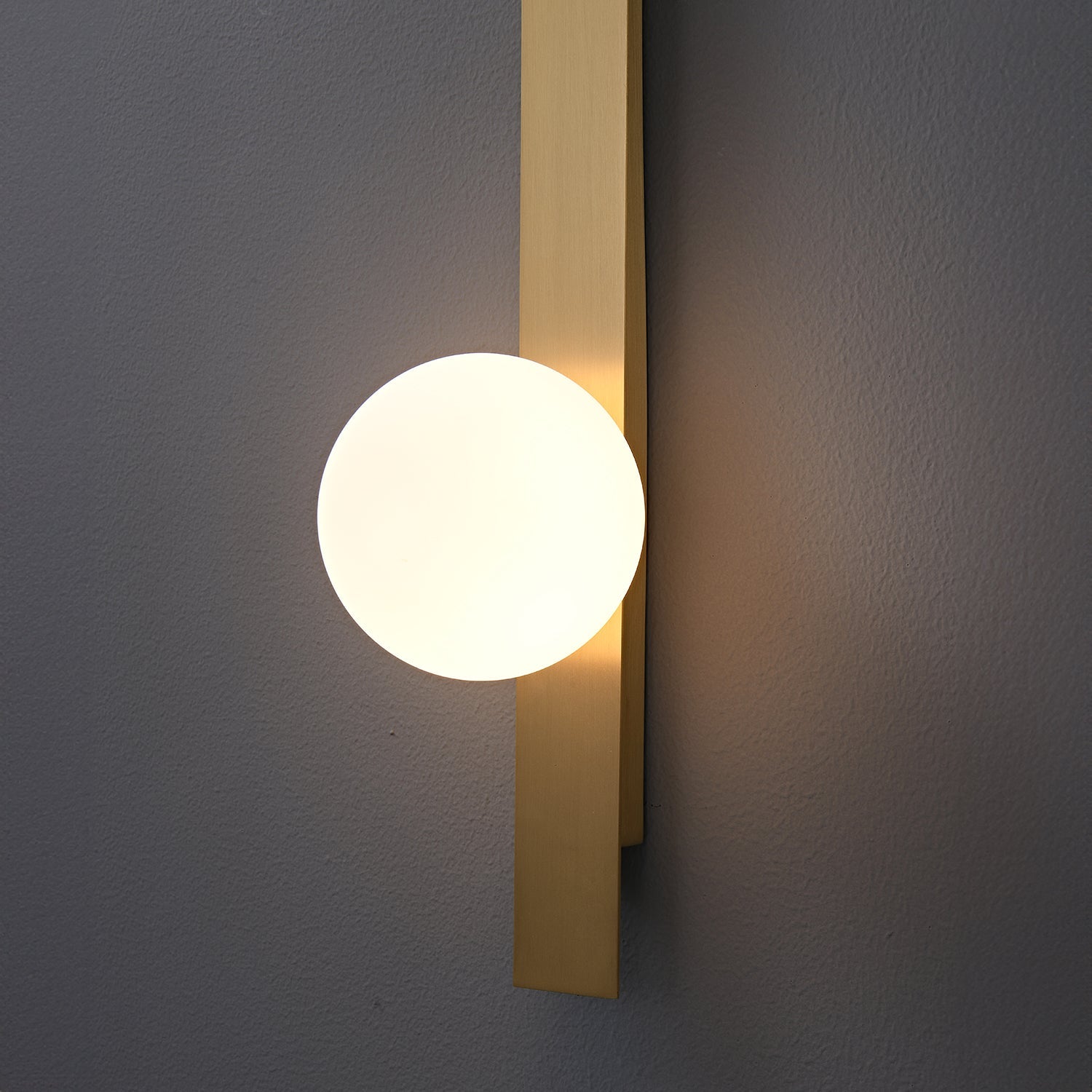 Liila_2_Brass_Wall_Lamp_Nuura_09