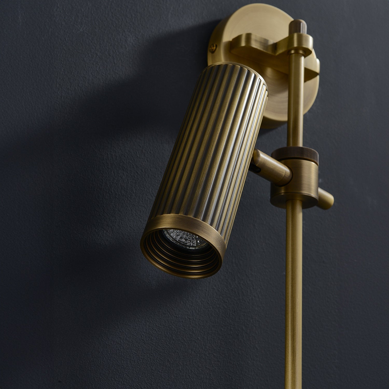 Spot_Wall_Rail_Single_J. Adams_11