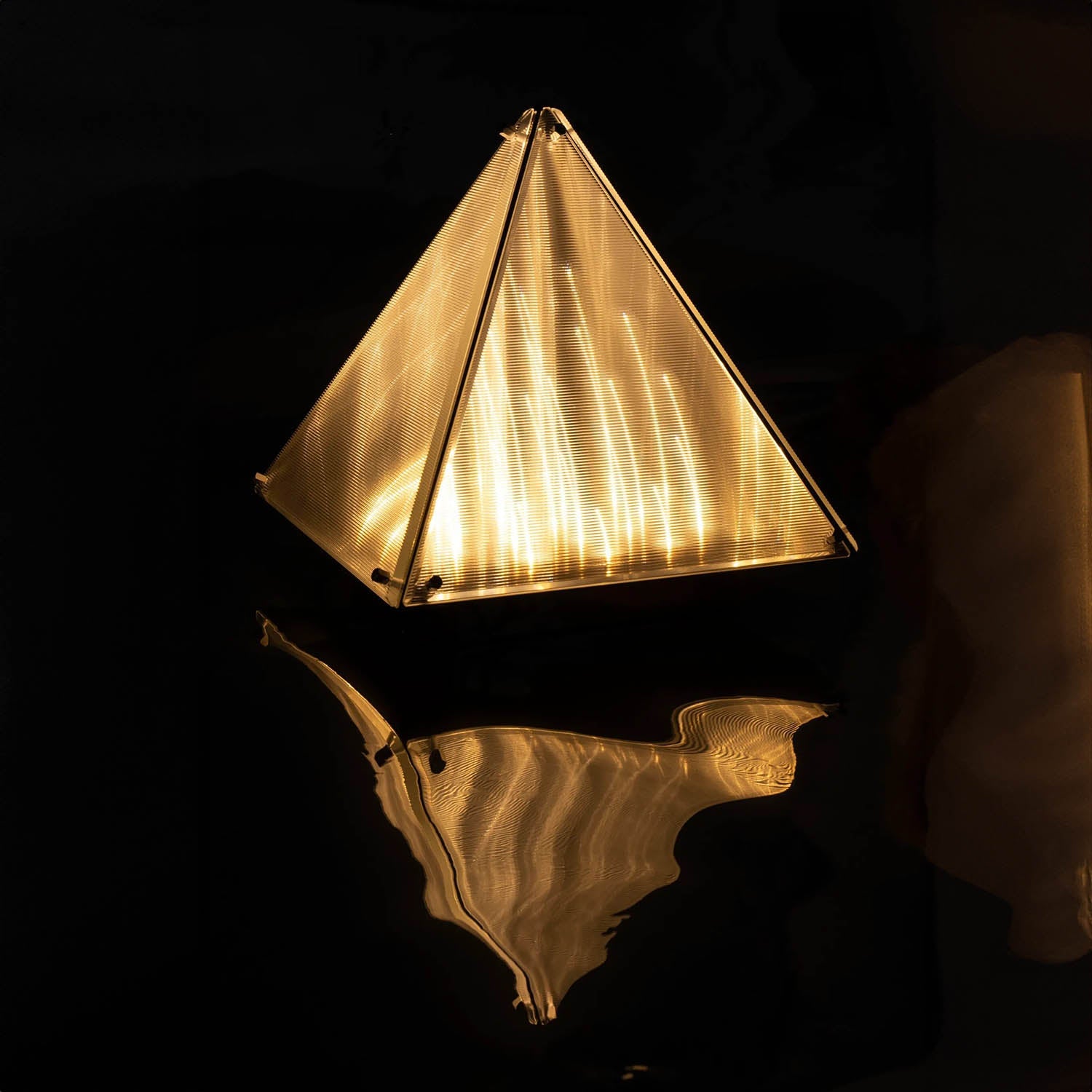 FRAGMENT 4 Table Lamp