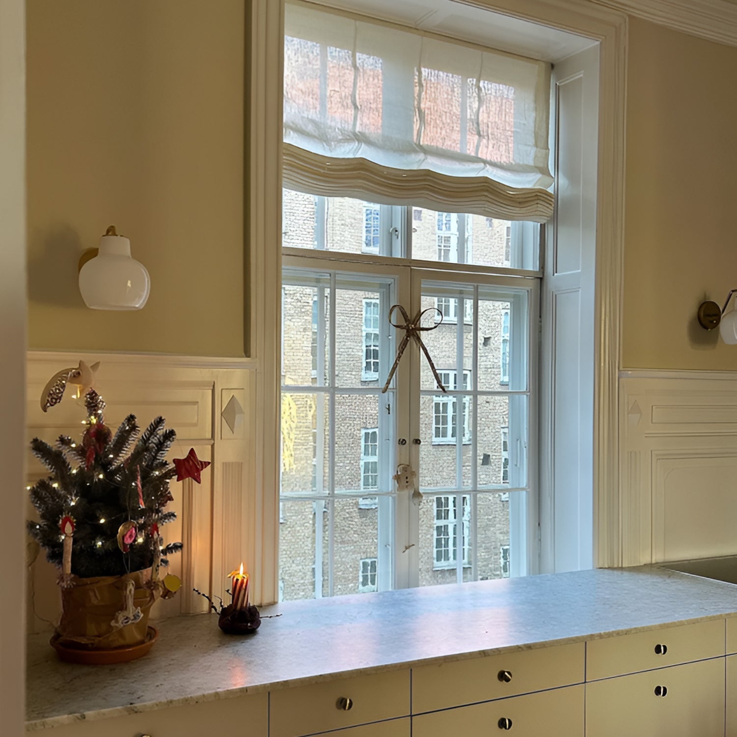 VL Ring Crown Wall Lamp