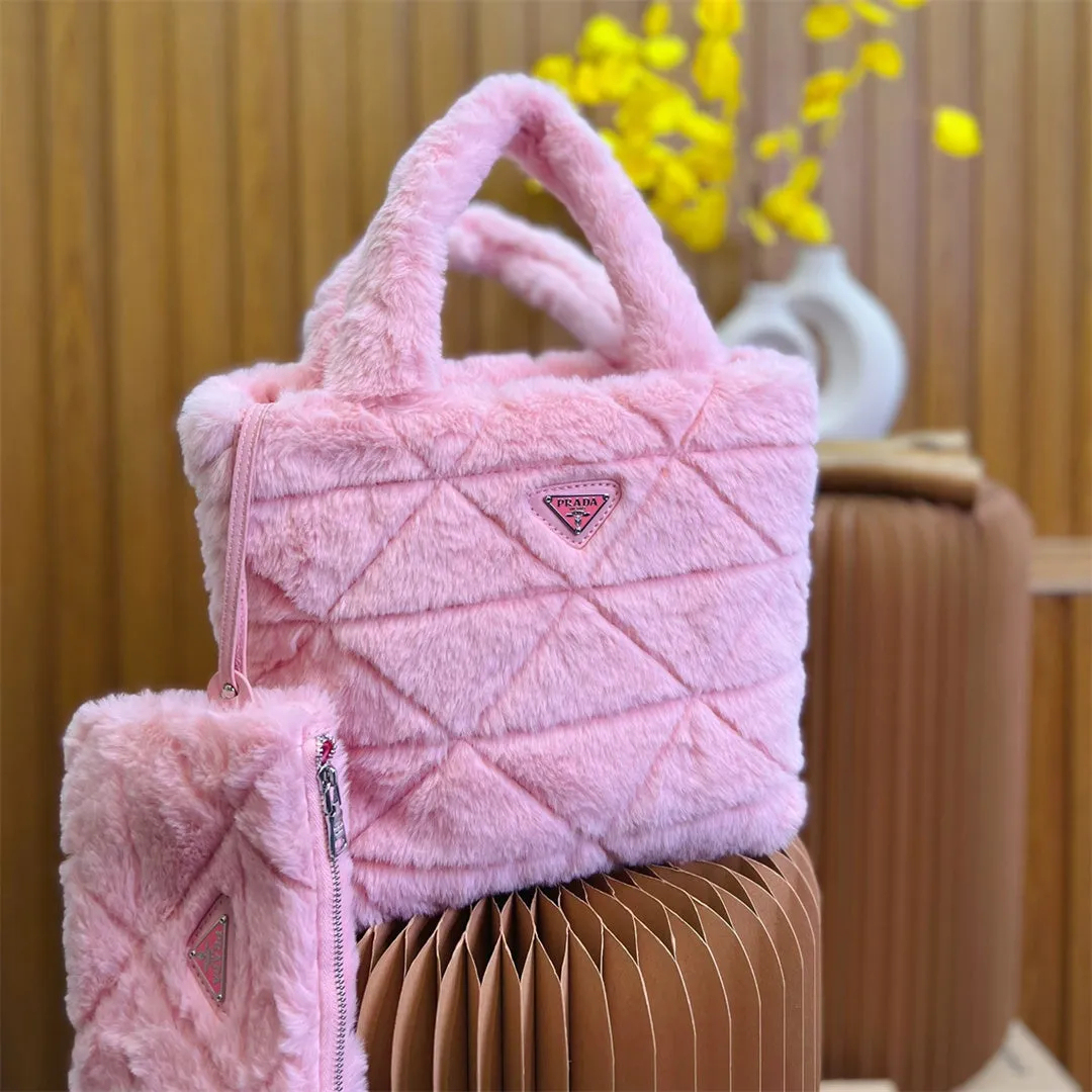 雑誌掲載で大人気★PRADA★【2022秋冬新作】Shearling tote☆シャーリングトート（付属品：財布）