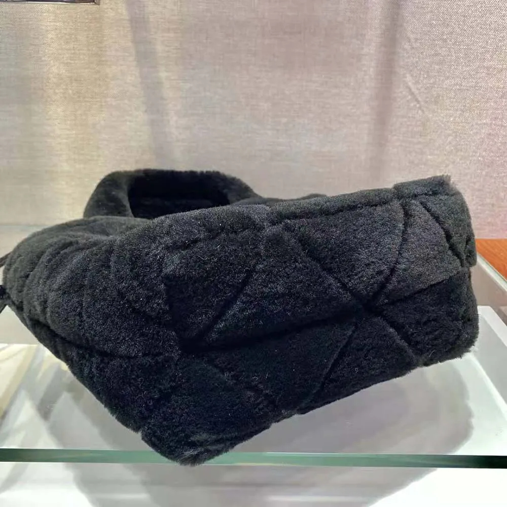 雑誌掲載で大人気★PRADA★【2022秋冬新作】Shearling tote☆シャーリングトート（付属品：財布）