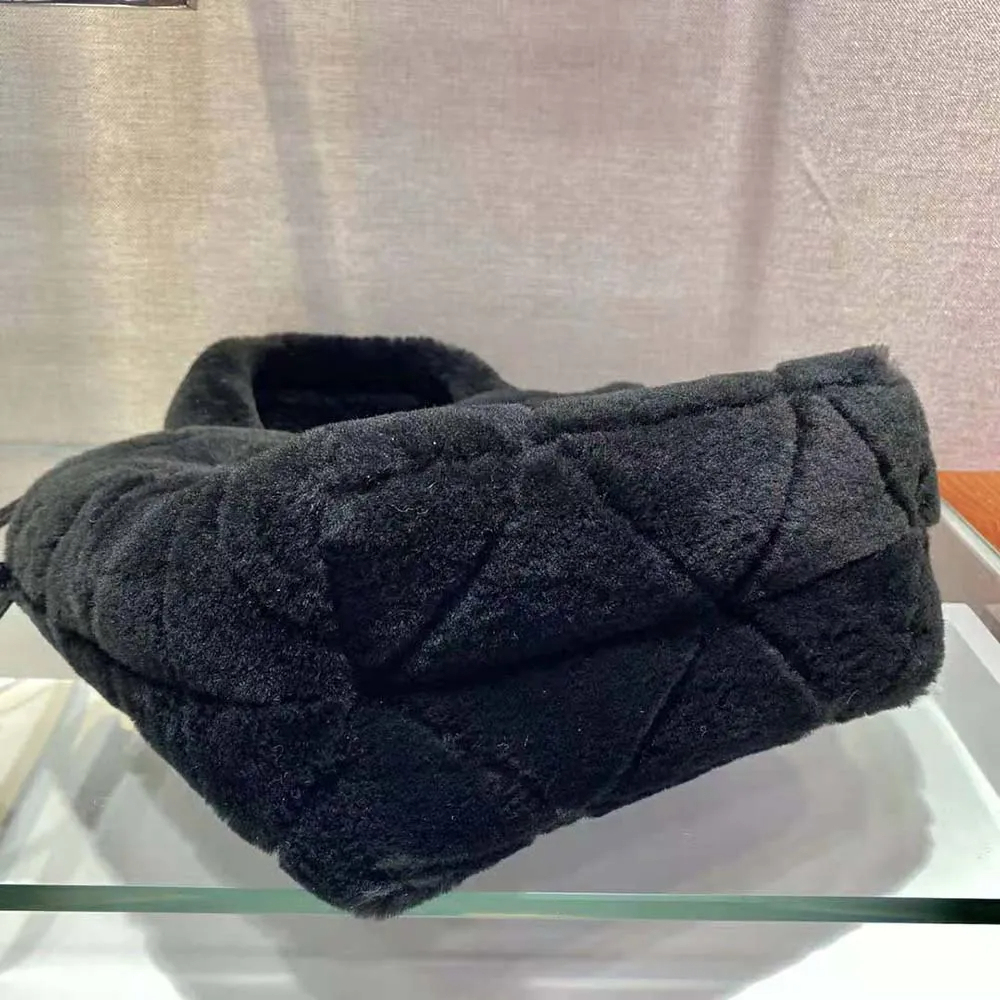 雑誌掲載で大人気★PRADA★【2022秋冬新作】Shearling tote☆シャーリングトート（付属品：財布）