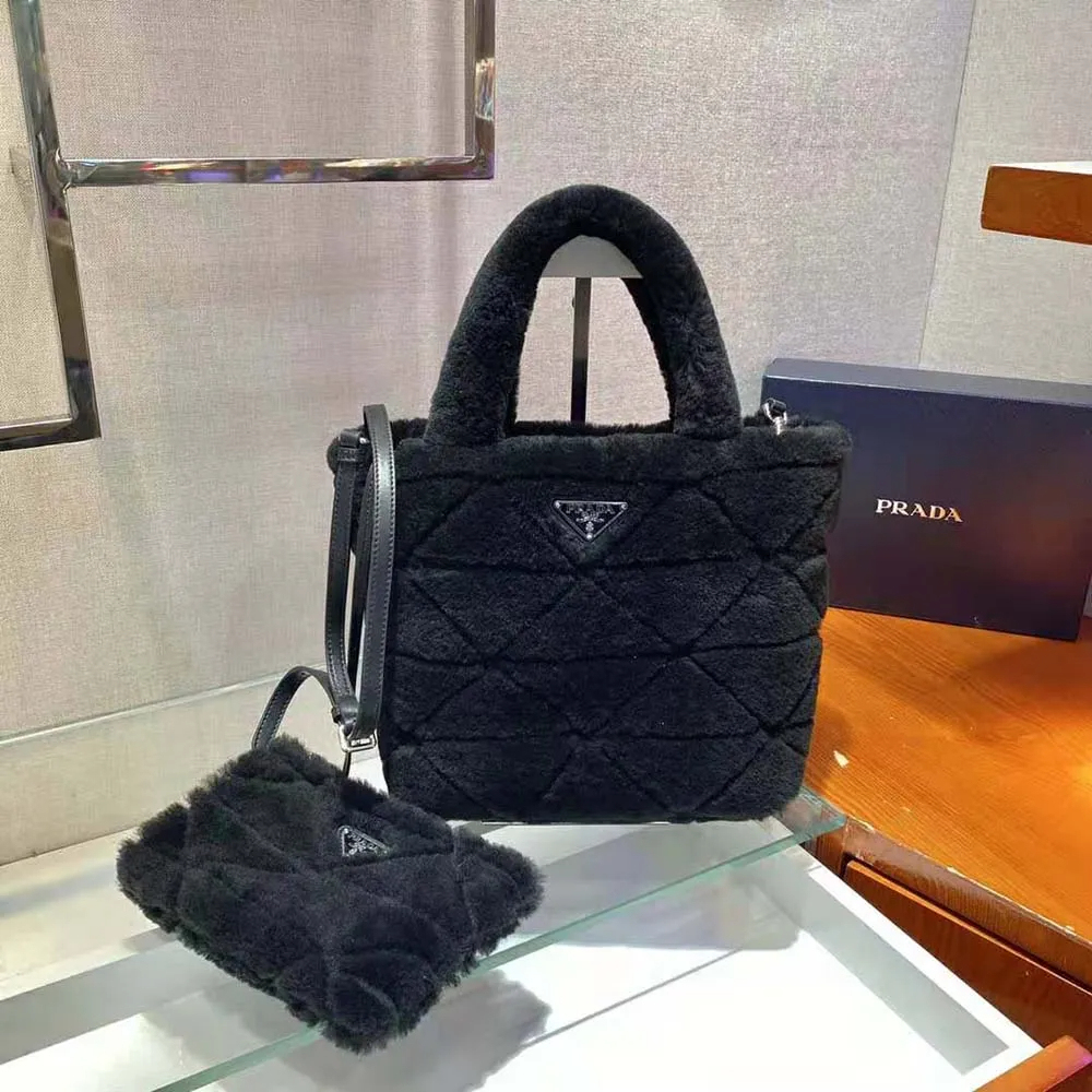 雑誌掲載で大人気★PRADA★【2022秋冬新作】Shearling tote☆シャーリングトート（付属品：財布）