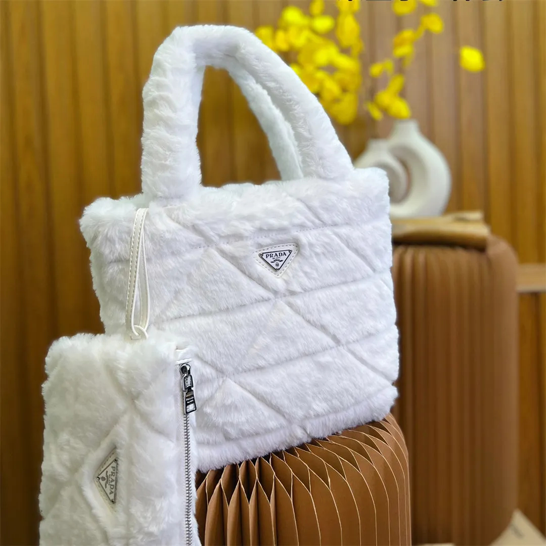 雑誌掲載で大人気★PRADA★【2022秋冬新作】Shearling tote☆シャーリングトート（付属品：財布）