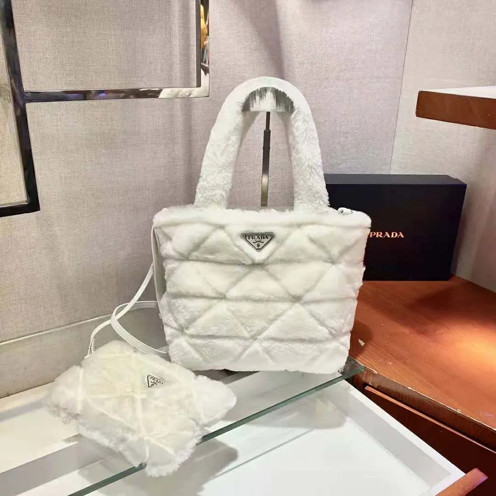 雑誌掲載で大人気★PRADA★【2022秋冬新作】Shearling tote☆シャーリングトート（付属品：財布）