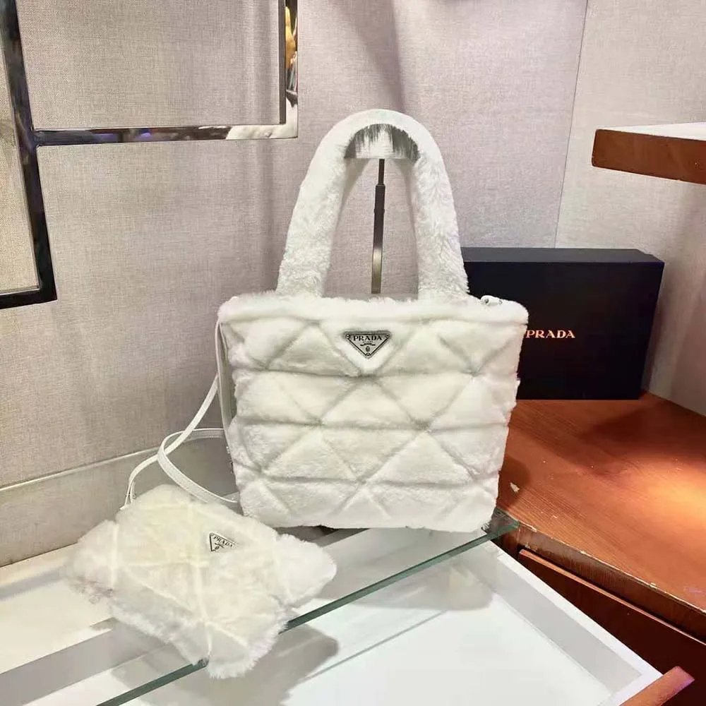 雑誌掲載で大人気★PRADA★【2022秋冬新作】Shearling tote☆シャーリングトート（付属品：財布）