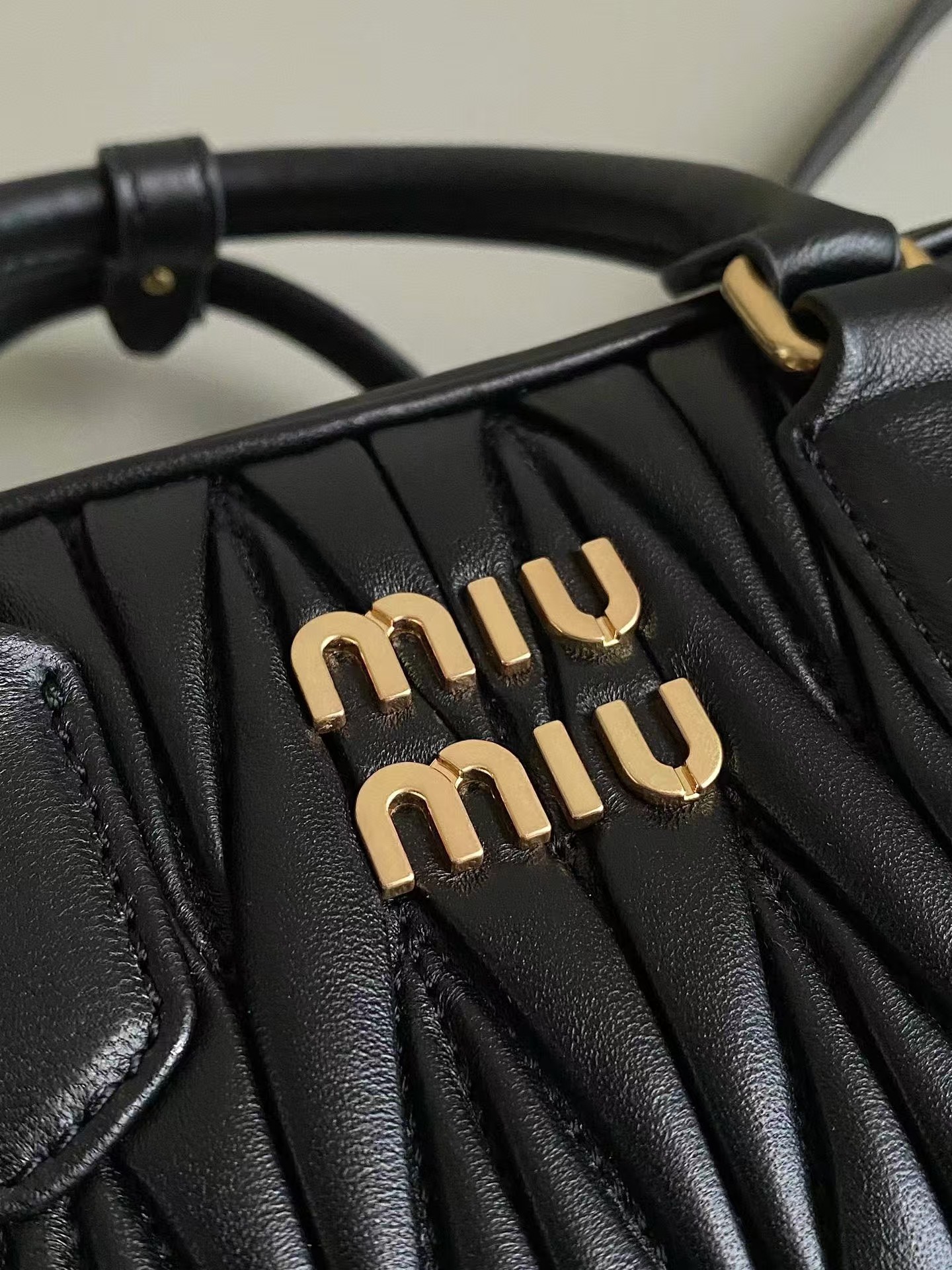 【MIU MIU公式旗艦店】レディースバッグ 22*10.5*7.5CM
