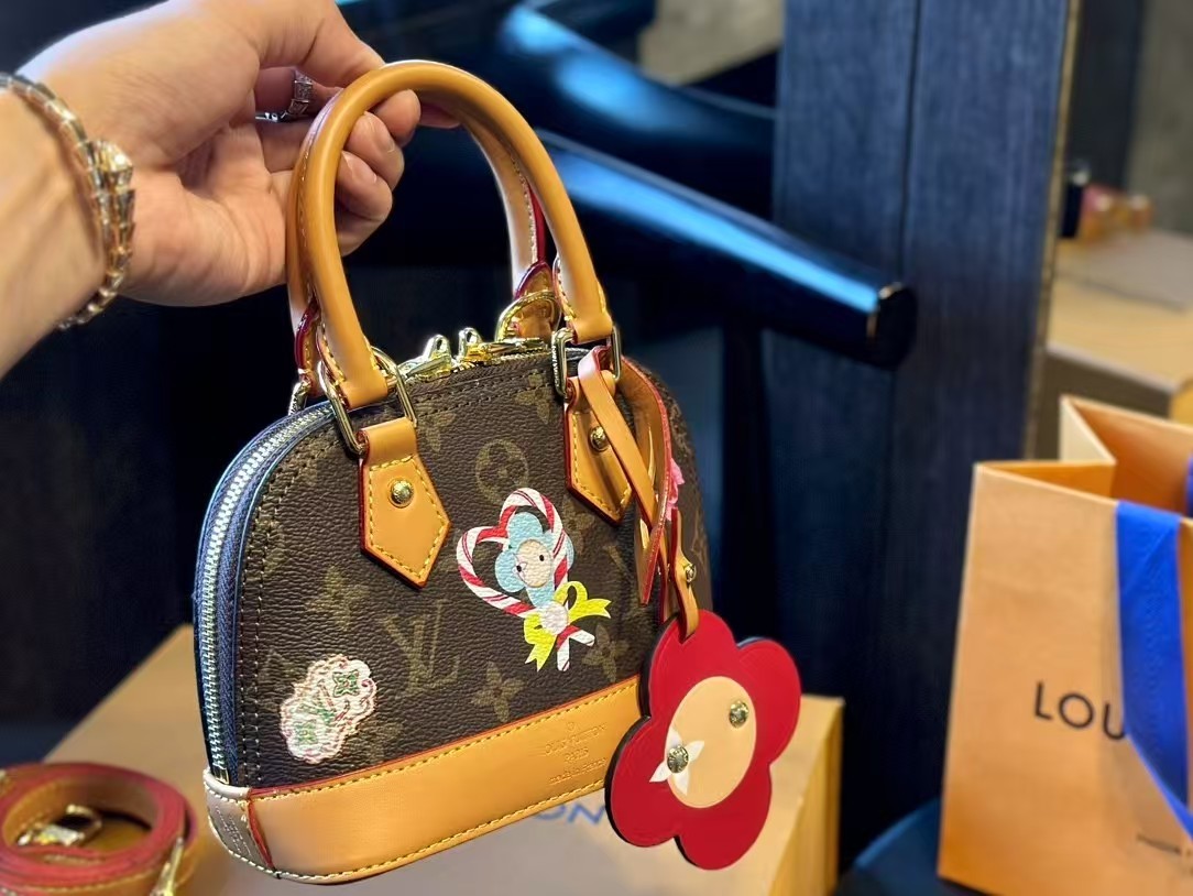 【LOUIS VUITTON旗艦店】ルイ・ヴィトン 2024年クリスマス限定 NANO ALMA