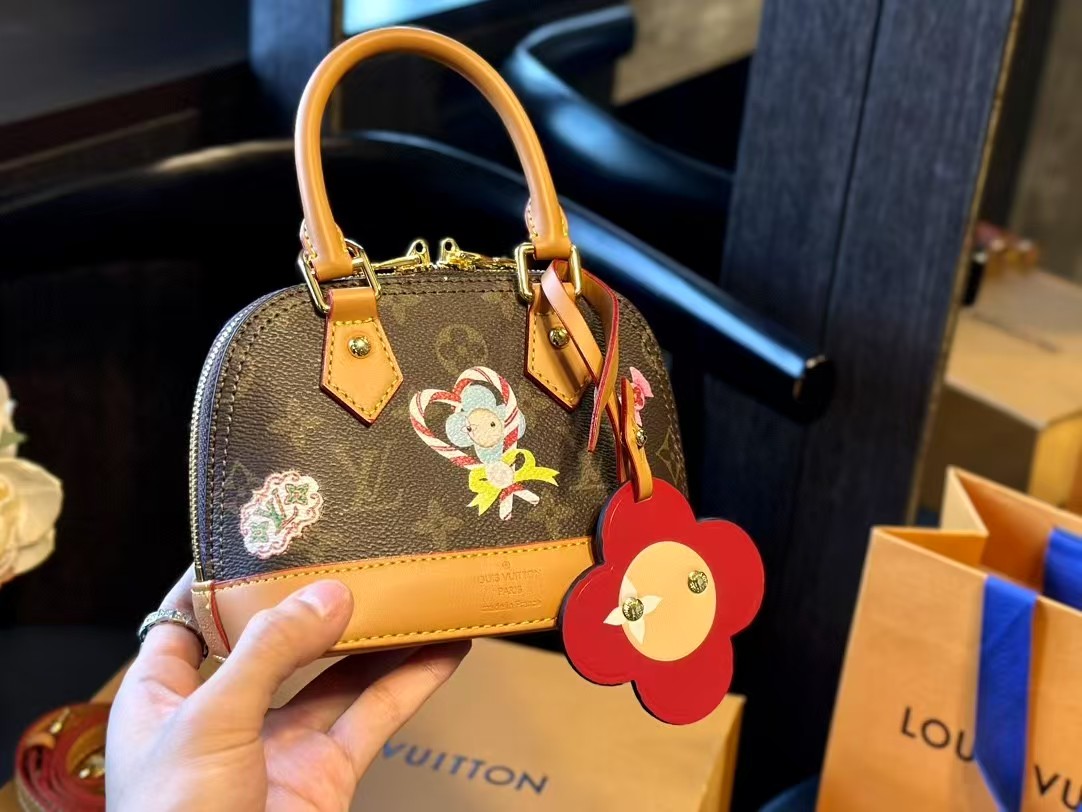 【LOUIS VUITTON旗艦店】ルイ・ヴィトン 2024年クリスマス限定 NANO ALMA