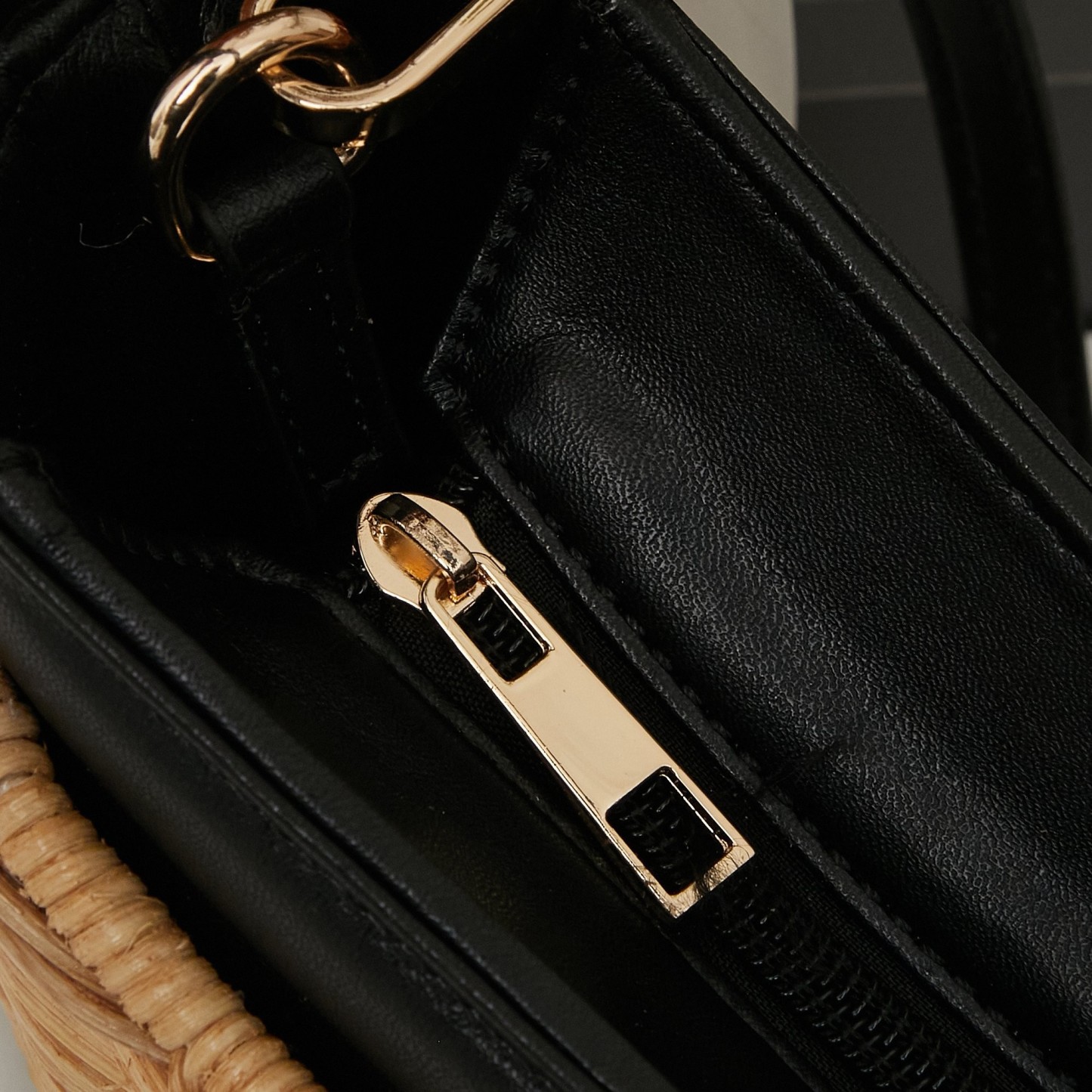 【PRADA旗艦店】プラダ 編みバッグ ハンドバッグ 25*15*7CM