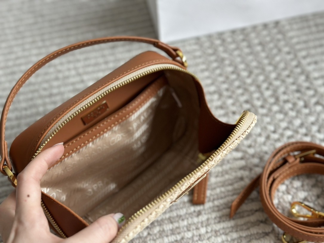 【PRADA旗艦店】プラダ わら編みバッグ カメラバッグ 18*12CM