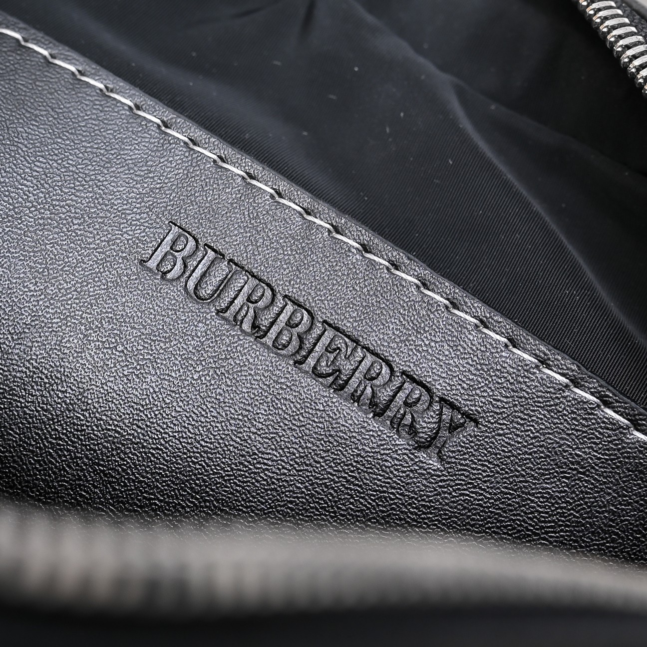 BURBERRY バーバリー 新しいショルダーバッグ 25*5*18CM