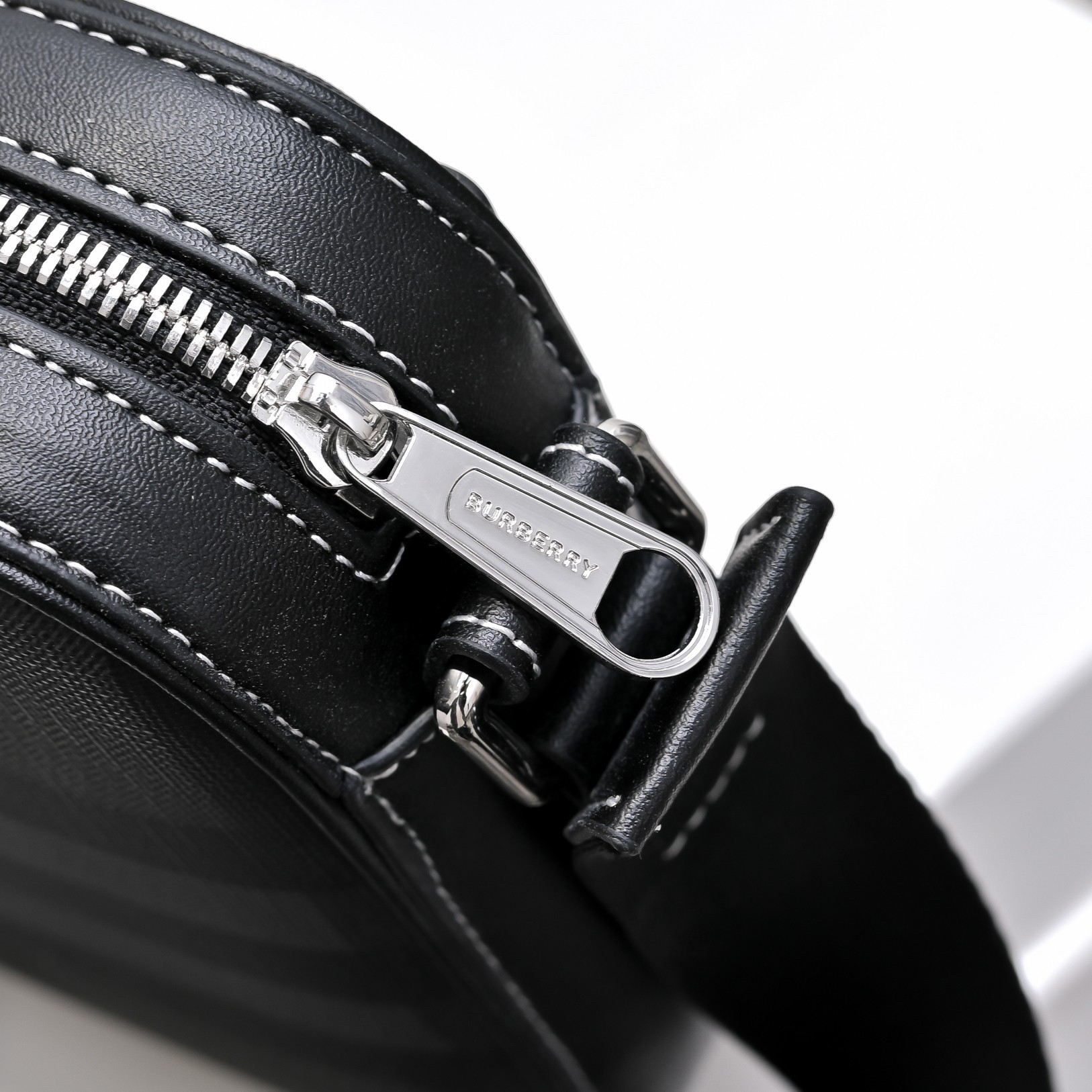 BURBERRY バーバリー 新しいショルダーバッグ 25*5*18CM