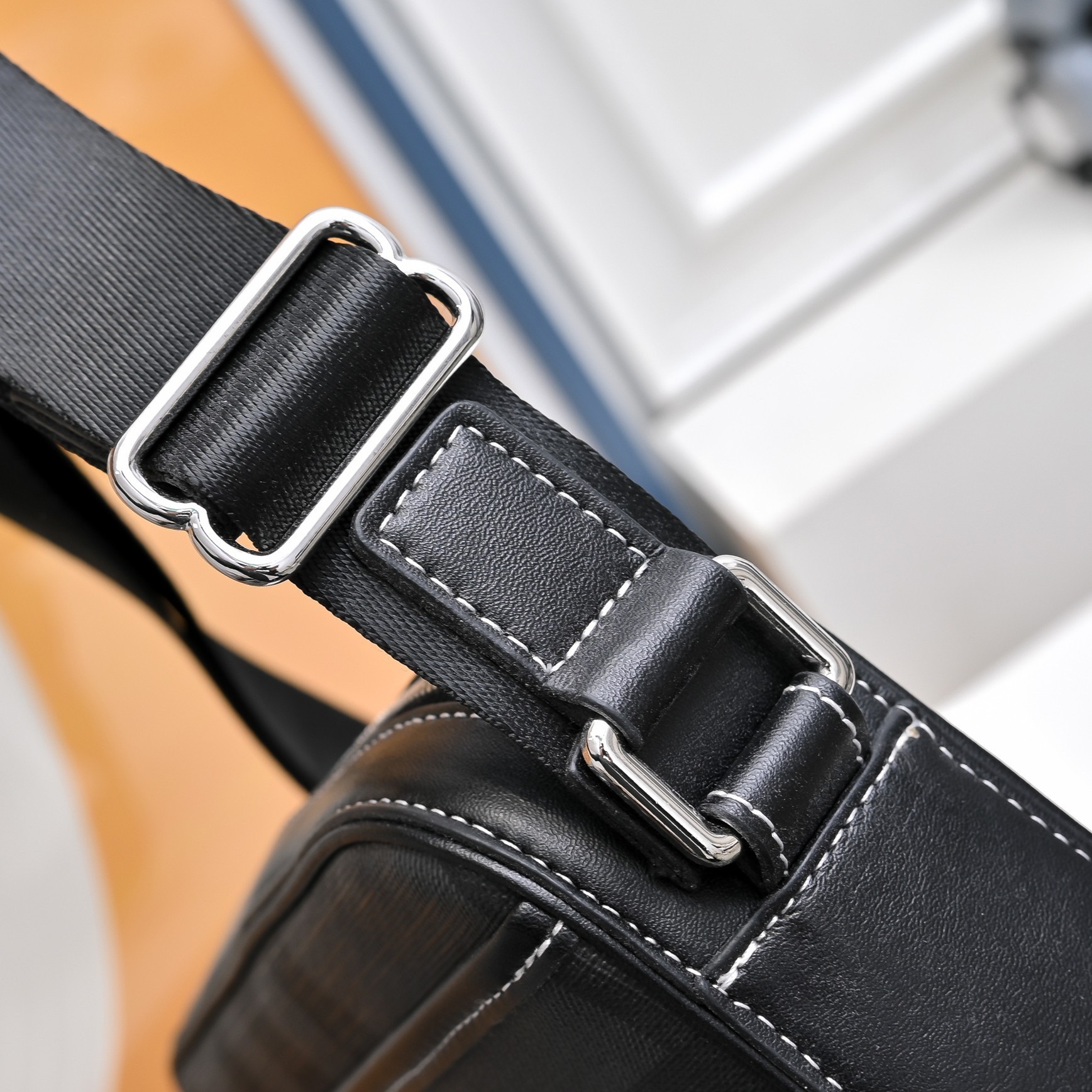 BURBERRY バーバリー 新しいショルダーバッグ 25*5*18CM