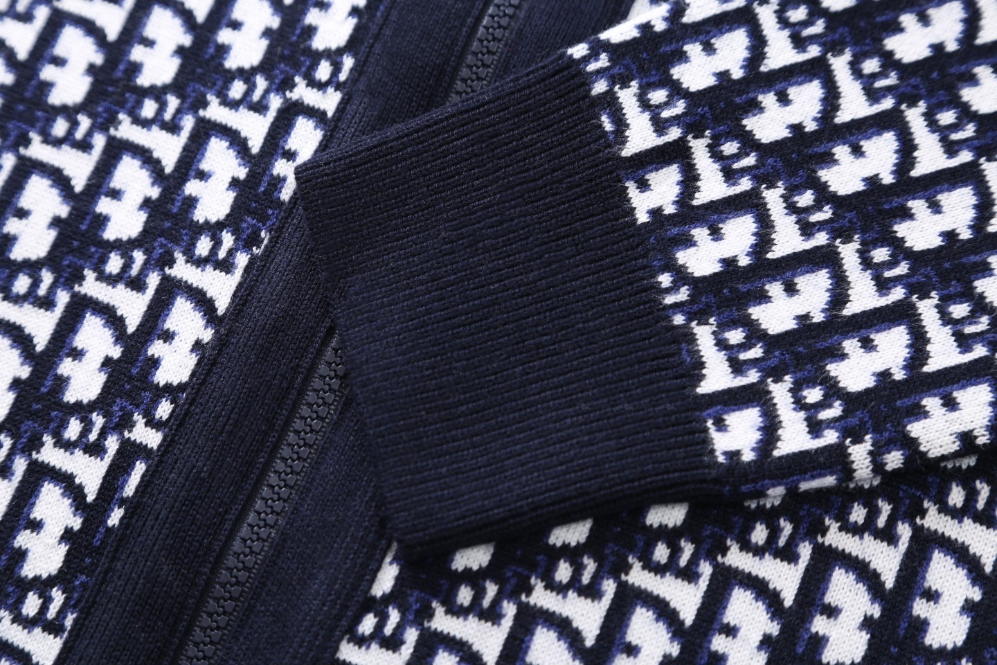 【DIOR旗艦店】（ディオール ）ウールのニットコート 男女兼用 ご好評に付き再入荷！