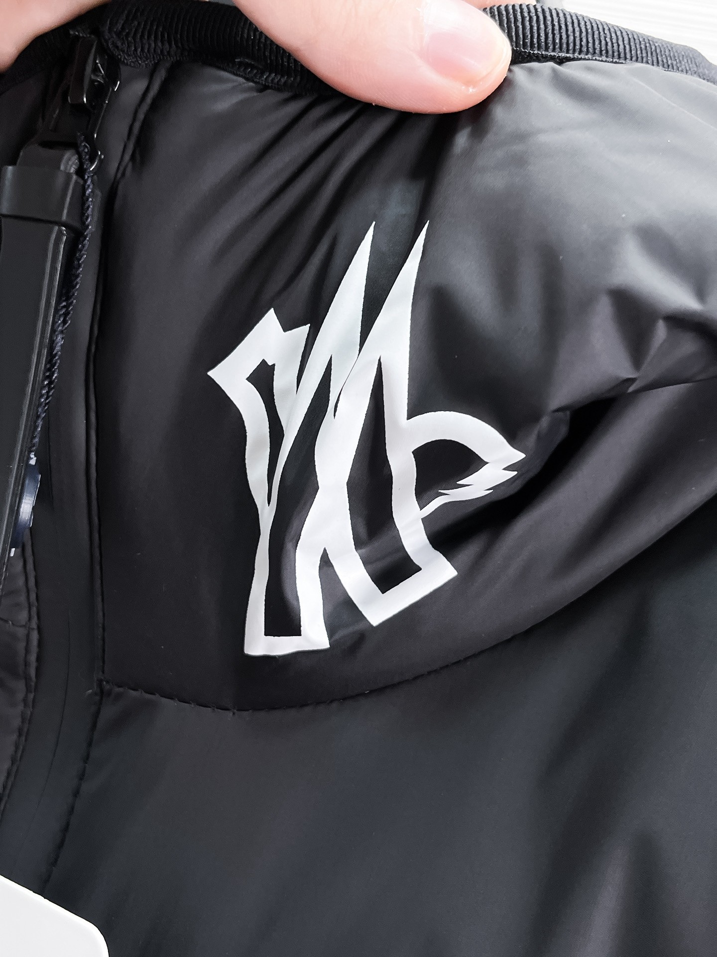 【MONCLER】モンクレール 2025 新しいコットンコート超ホット刺繍炎フード付きジャケット 男女兼用