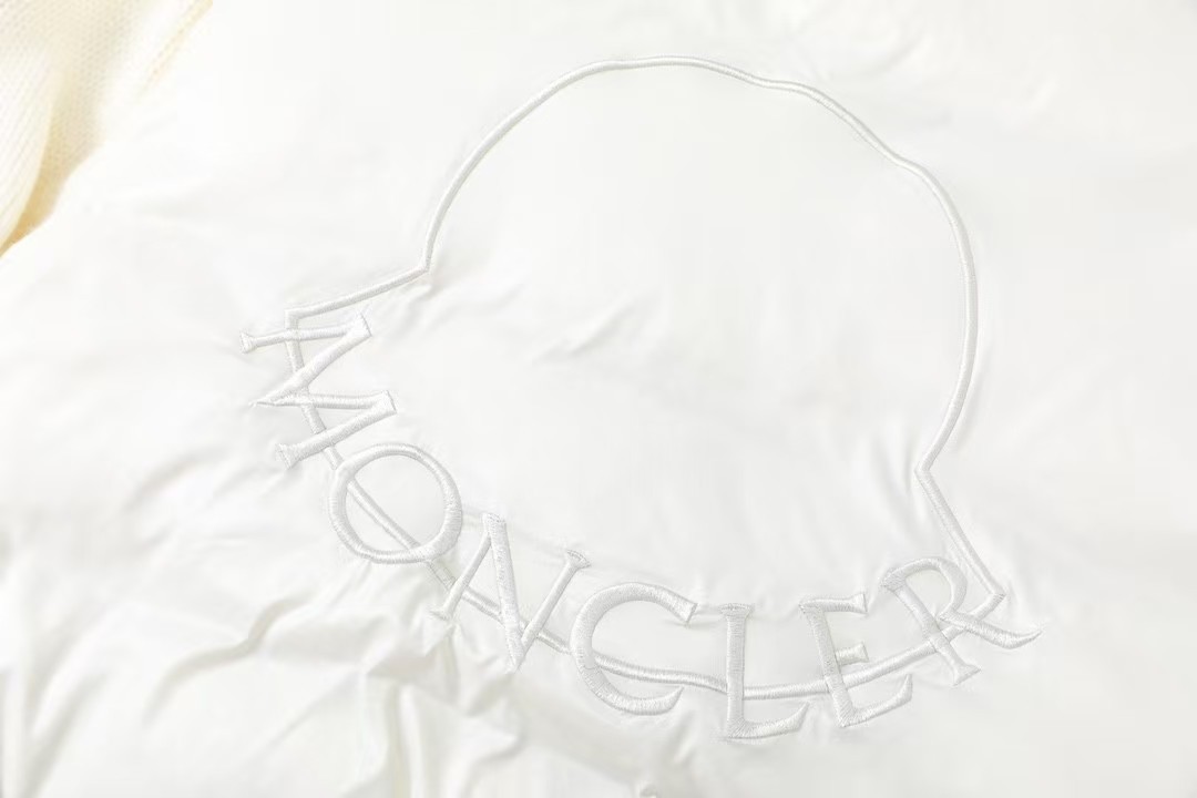 【人気】MONCLER モンクレール ダウンジャケット ご好評に付き再入荷！
