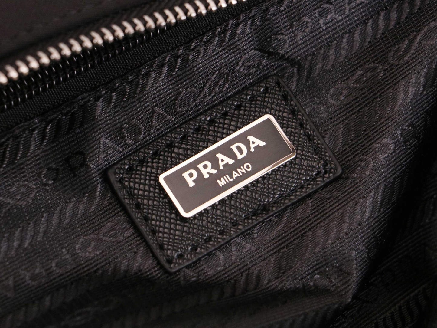 PRADA プラダ Explore メッセンジャーバッグ 42*22*20cm