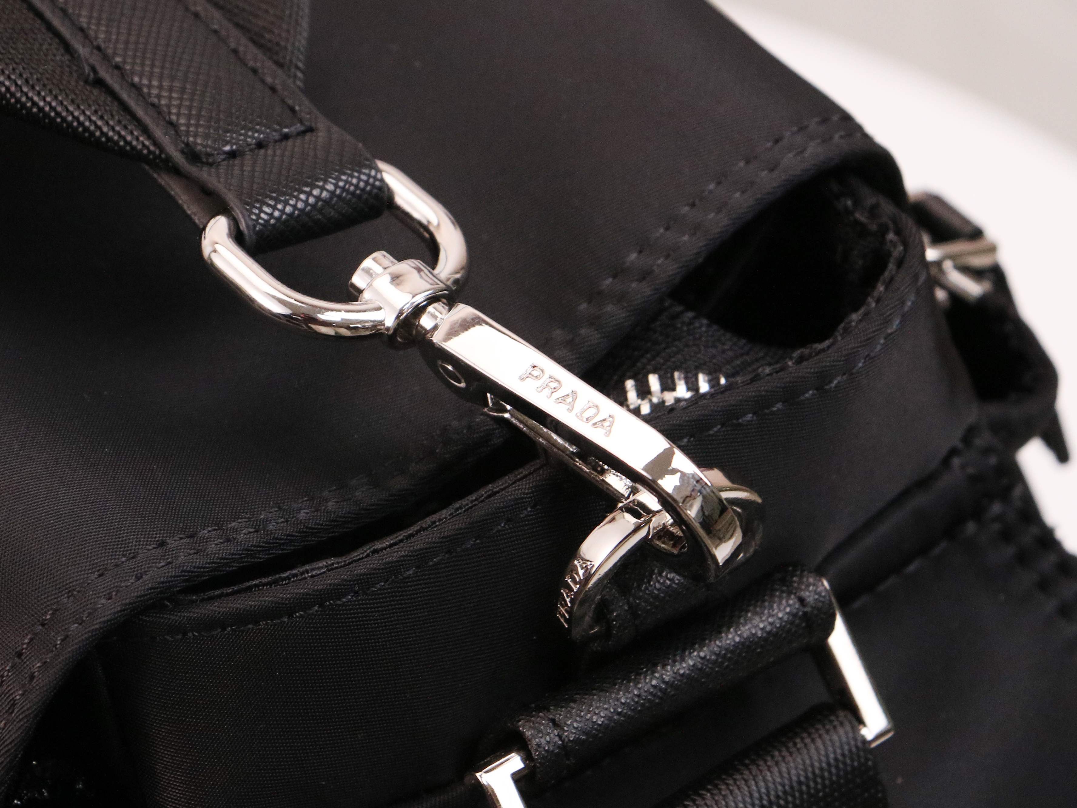 PRADA プラダ Explore メッセンジャーバッグ 42*22*20cm