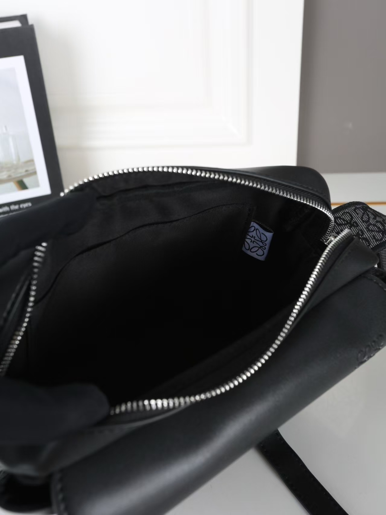 LOEWE ロエベ メッセンジャーバッグ クロスボディバッグ 24*19CM