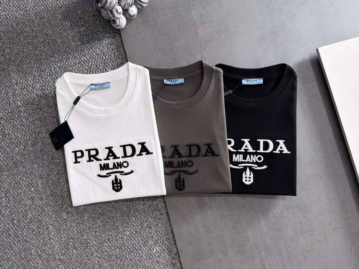 【PRADA】半袖 T シャツ
