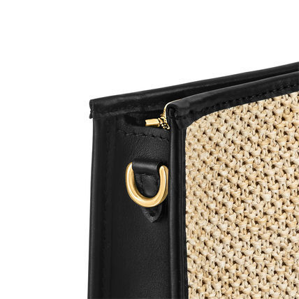 【LOUIS VUITTON】ヴィトンTシャツスニーカーパーカーに合うショルダーバッグ