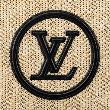 【LOUIS VUITTON】ヴィトンTシャツスニーカーパーカーに合うショルダーバッグ