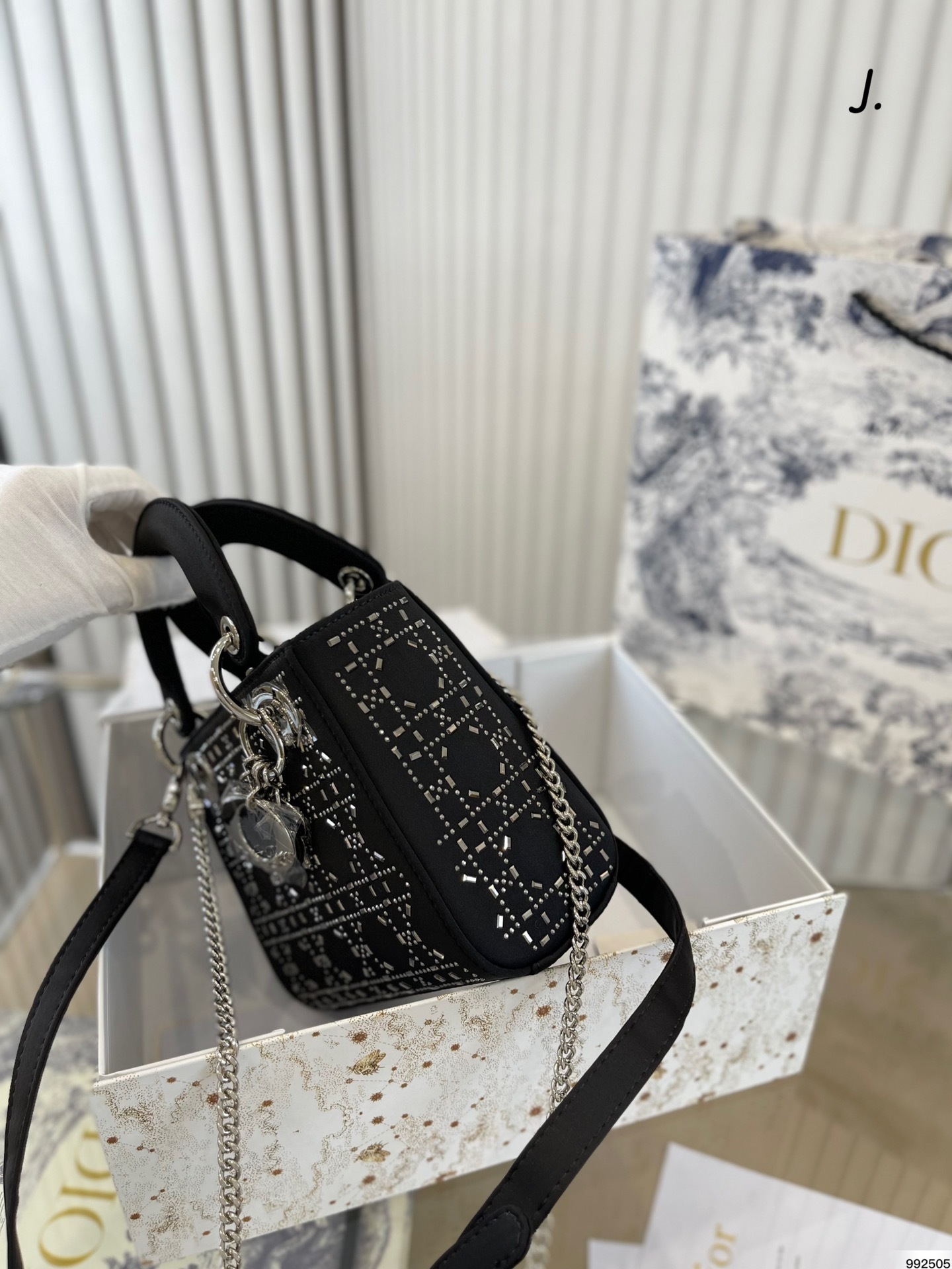 大人気♪ギフトDiorディオール定番の妃サテンバッグ