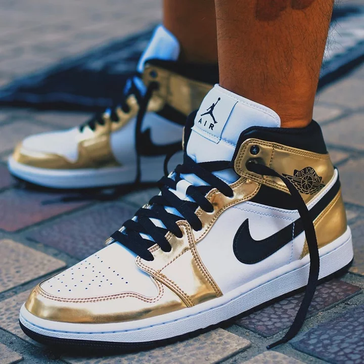 NIKE ナイキ AIR JORDAN 1 MID SE 'METALLIC GOLD' エア ジョーダン ワン ミッド スペシャルエディション  メタリック ゴールド メンズ レディース スニーカー METALLIC GOLD/BLACK-WHITE メタリックゴールド/ブラック ホワイト【海外展開 日本未入荷】