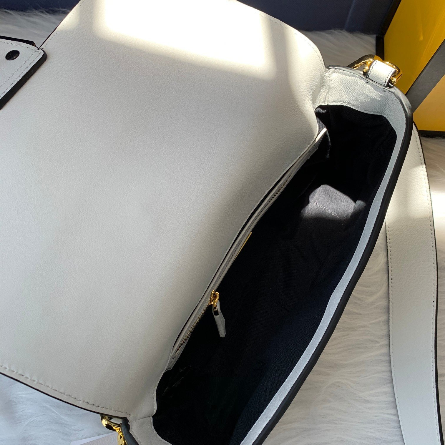 FENDI（フェンディ） メッセンジャーバッグ 26X14X4 CM