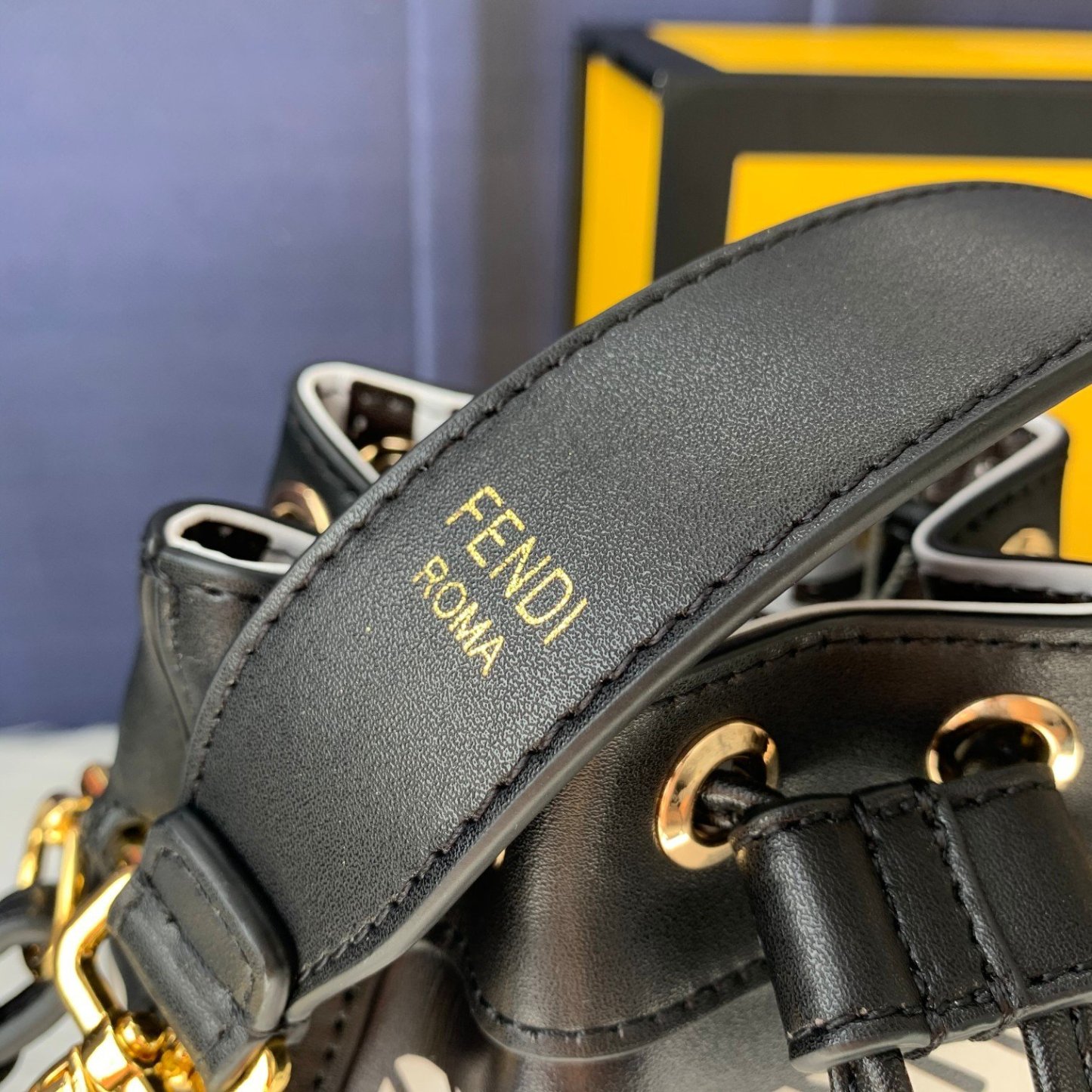 FENDI（フェンディ） メッセンジャーバッグ18X12X10CM