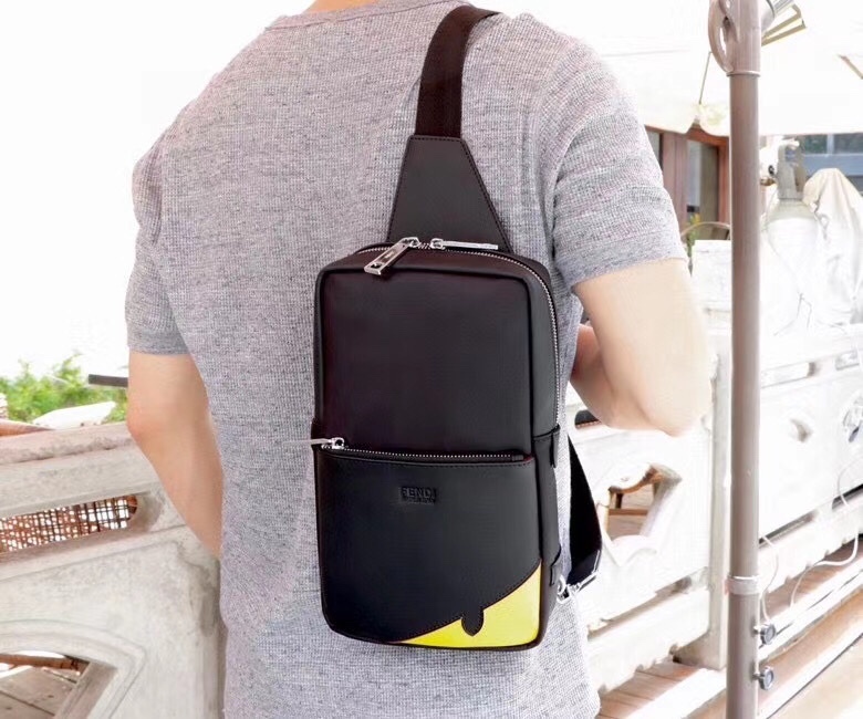 【FENDI 公式 旗艦店】フェンディ チェストバッグ 当日出荷 好評に付き再入荷！30*17*6CM