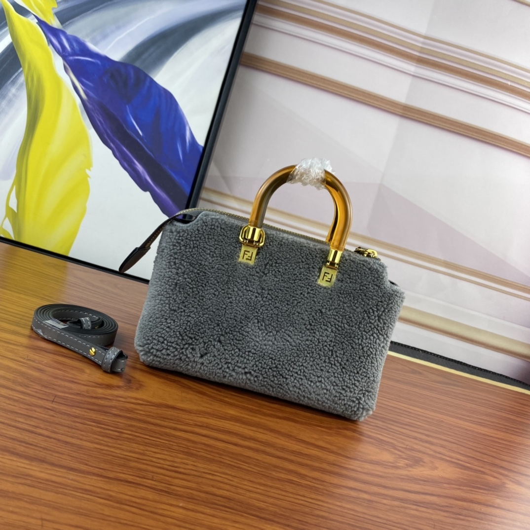 【FENDI公式 旗艦店】 フェンディ ハンドバッグ 当日出荷 好評に付き再入荷！18*12CM