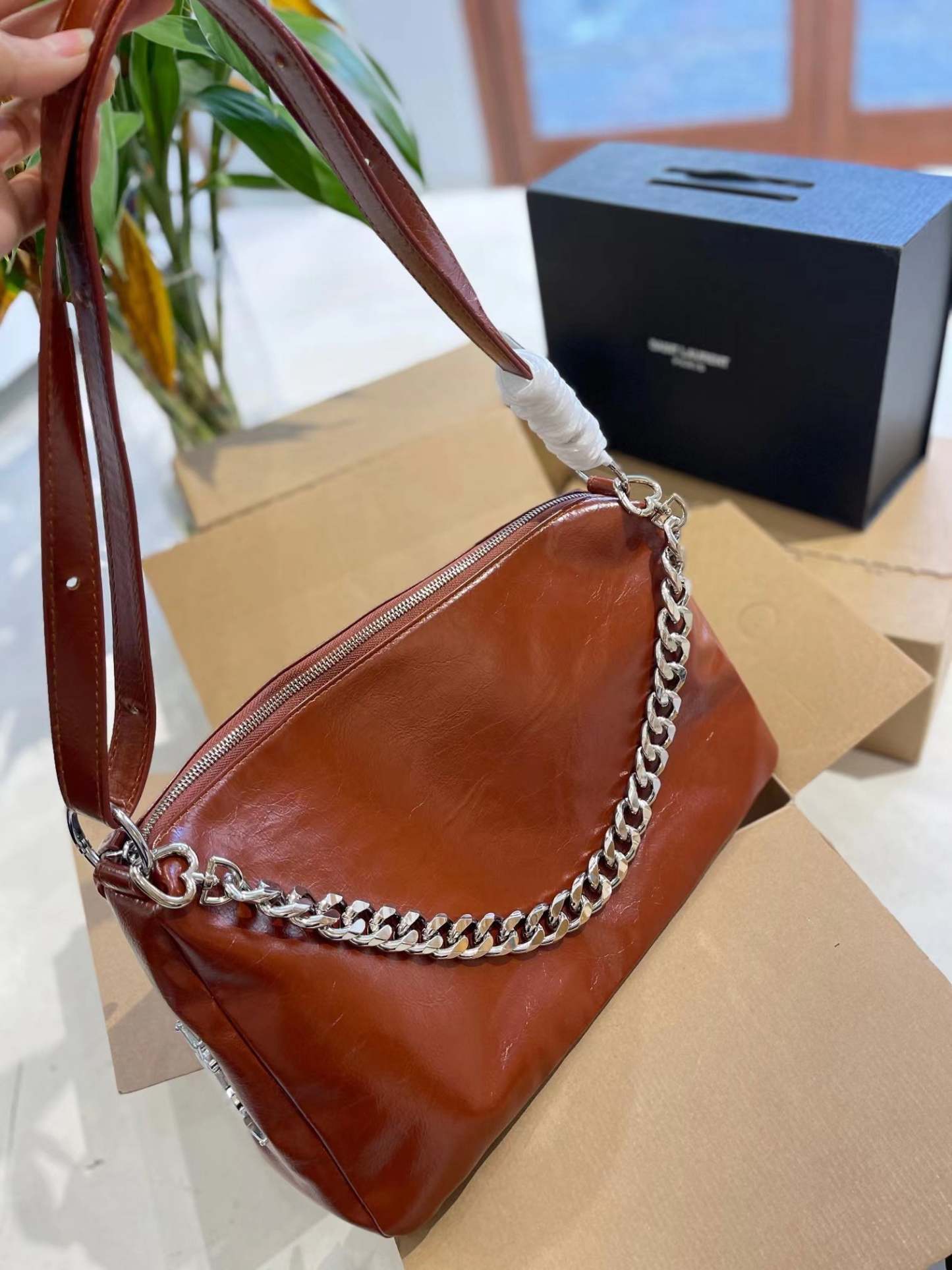 👜Ysl 側面のロゴ メッセンジャーバッグ