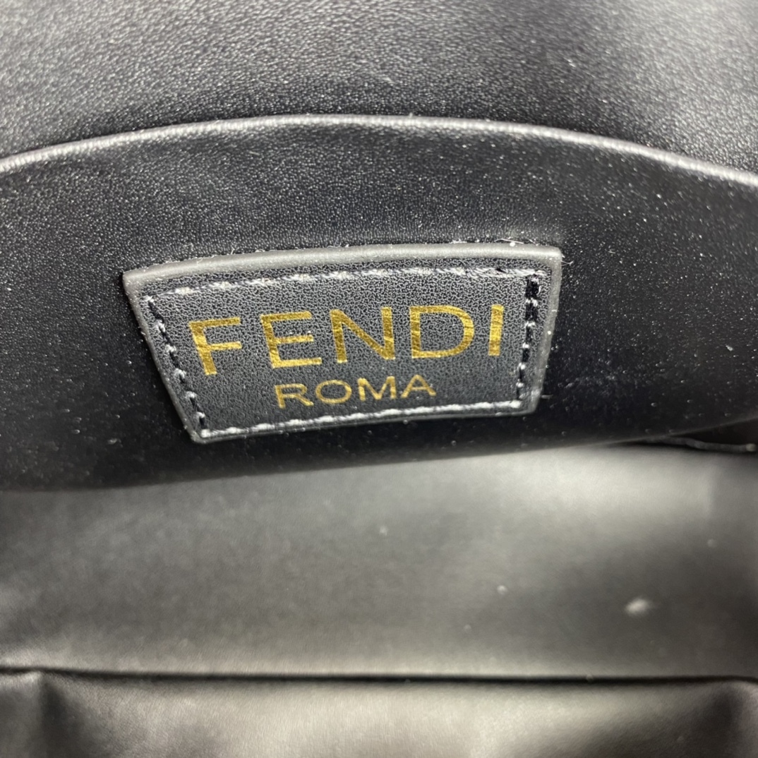 【FENDI公式 旗艦店】 フェンディ ハンドバッグ 当日出荷 好評に付き再入荷！18*12CM