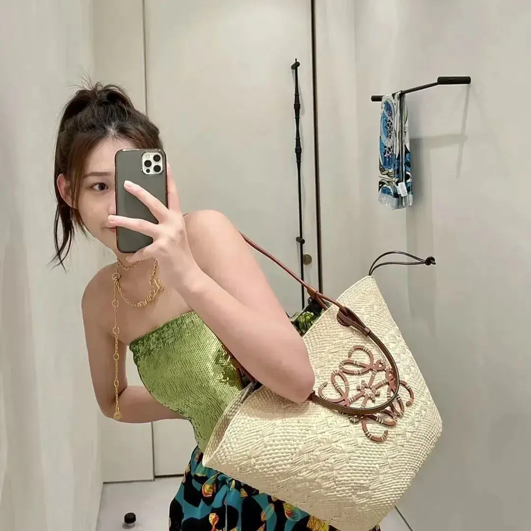 Loewe羅意威Anagram Basket刺繍エンブレム草編みショッピングバッグ野菜かご21夏の新作草編みバッグBasket Bag 野菜かご編みパッチワークショッピングバッグビーチリゾートハンドバッグ