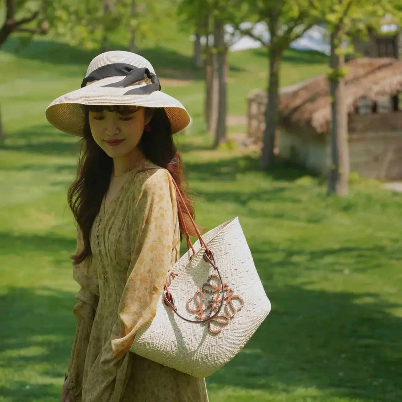 Loewe羅意威Anagram Basket刺繍エンブレム草編みショッピングバッグ野菜かご21夏の新作草編みバッグBasket Bag 野菜かご編みパッチワークショッピングバッグビーチリゾートハンドバッグ
