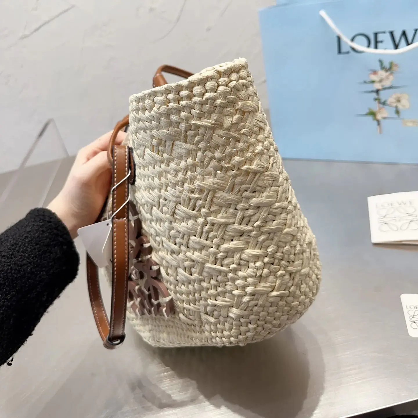 Loewe羅意威Anagram Basket刺繍エンブレム草編みショッピングバッグ野菜かご21夏の新作草編みバッグBasket Bag 野菜かご編みパッチワークショッピングバッグビーチリゾートハンドバッグ