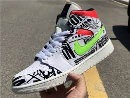 NIKE ナイキ AIR JORDAN 1 MID 'OVER-PRINT LOGOS' エア ジョーダン ワン ミッド オーバー プリント ロゴス メンズ スニーカー WHITE/BLACK-GREEN-RED ホワイト/ブラック-グリーン-レッド【海外展開 日本未入荷】