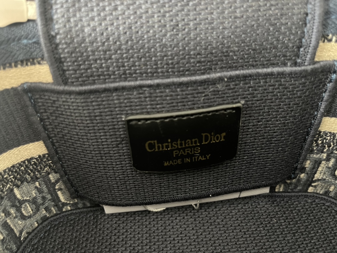 【送料無料♪】DIOR 新作刺繍ポーチDiorTravel 免税